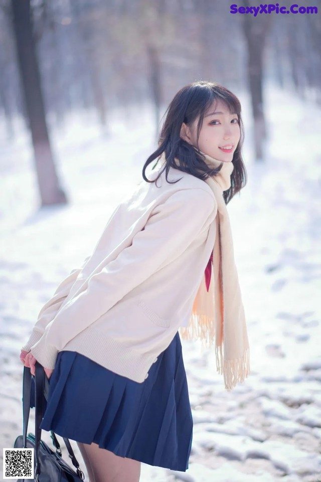 Coser@周叽是可爱兔兔 Vol.028: 雪景JK (15 photos) No.a07efe